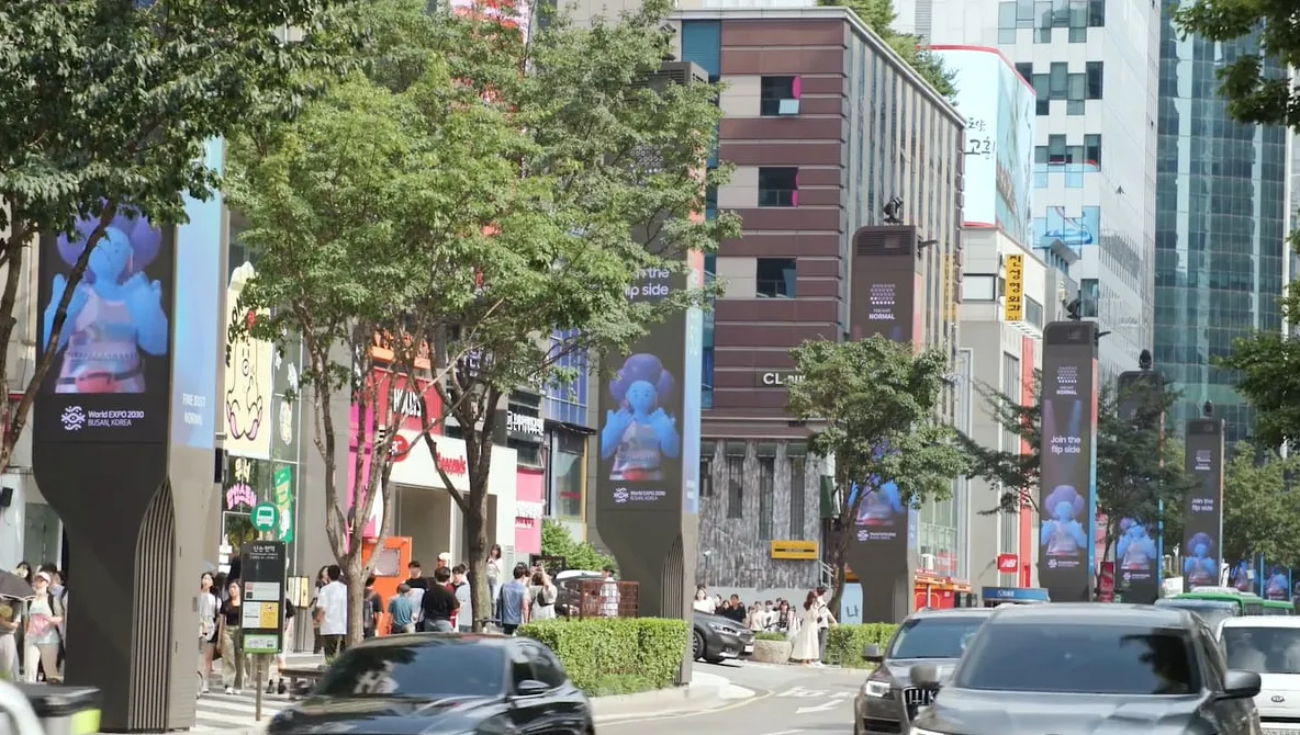 Streetside video ads in front of Samsung Galaxy Unpacked (Samsung).