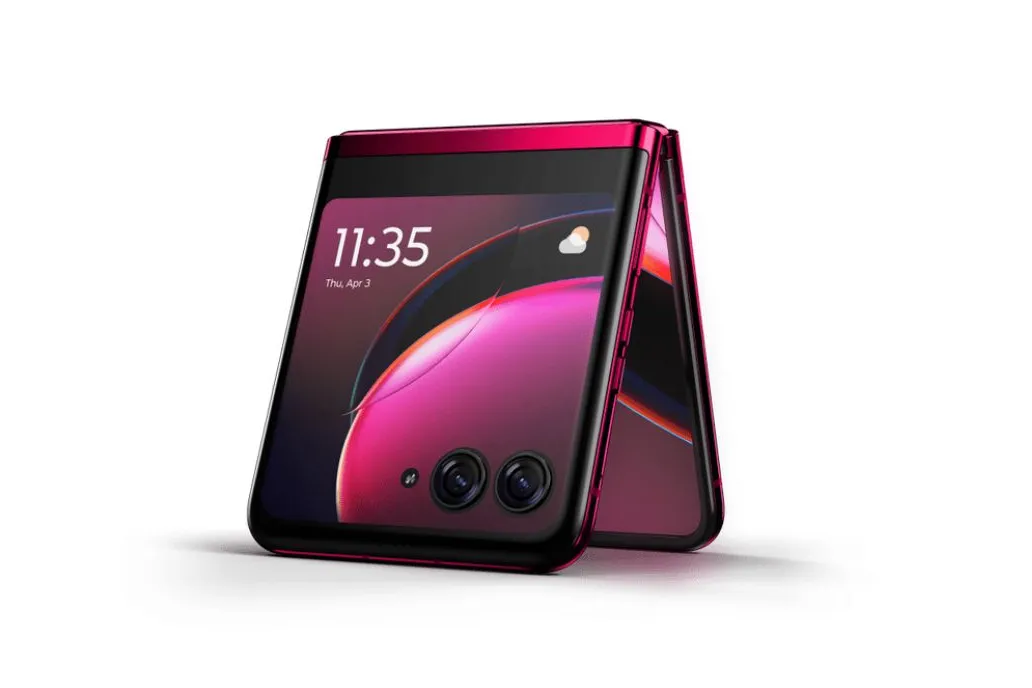 Large cover screen on the Moto Razr 40 Ultra